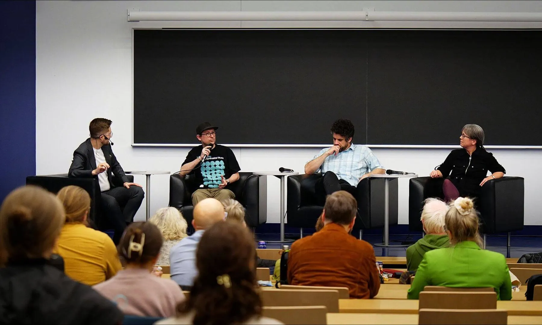 Panel discussion in a lecture hall at the MONIC public event